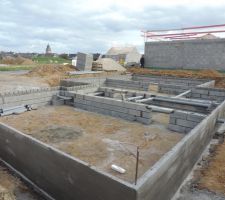 Elevation du vide sanitaire  bien avanc&eacute;e, la dalle sera coul&eacute;  vendredi