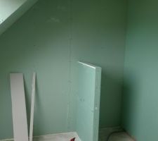 Salle de bain du haut avec l'emplacement de la douche et de la baignoire.
