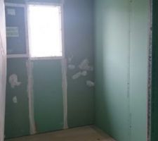 la salle de bain, avec douche à droite. J'ai remarqué des taches noires d'humidité (recouvertes d'enduits) ...