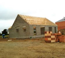 Une vue arrière de la maison avec la charpente