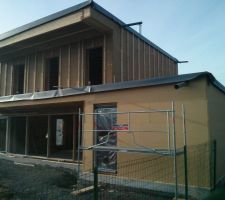 Fin de la pose de la laine de bois, et lattage du 1er étage presque fini. Porte vitrée de notre chambre posée également.