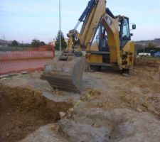 Finition du terrassement de l'emplacement du container au tracto