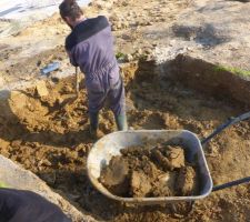 Décaissement de la terre à l'emplacement du container