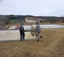 Mise en place des traverses de chemin de fer pour le calage de la grue