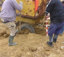 Décaissement de terre autour des roues de la grue