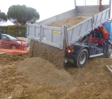 Arrivée du paveur pour charger le ballast de la grue
