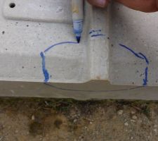 Disquer le caniveau pour faire passer le tuyau d'évacuation