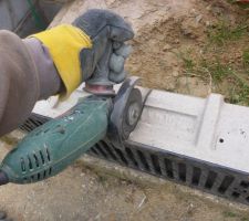 Disquer le caniveau pour faire passer le tuyau d'évacuation