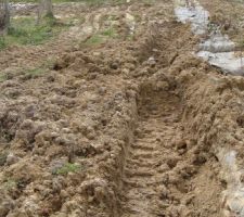 Remblaiement des terres autour de la maison, haie endommag&eacute;e, et grosse orni&egrave;re sur le chemin de la voie publique, &agrave; signaler au constructeur