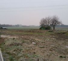 Plein sud Est, nature du terrain argileuse, un peu trop même puisqu'il faut faire la maison sur vide sanitaire et la consolider en plus avec des pieds de soutainement. Ancienne parcelle utilisé à titre agriculture (blé et autres)