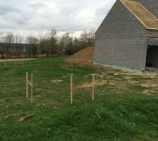 Implantation de la maison par le g&eacute;om&egrave;tre sur le terrain.
C'est pas grand chose mais &ccedil;a fait toujours plaisir de voir un peu de nouveaut&eacute;.