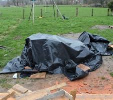 Le carrelage ... on l'a caché pour pâques
presque 2 tonnes déchargé a la main ... au soir , ma femme et moi , on a bien dormis , y a pas eu de câlin . mdr