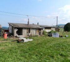 Voici, tout d'abord, la maison qui se trouvait sur notre terrain que nous avons démoli. C'était une maison de construite après la guerre qui était en bois avec du crépi projeté sur un grillage nid de poule.