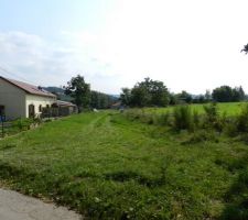 Le terrain vu de la route communale. La maison sur le côté ne fait pas partie de la parcelle.