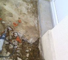 Terrasse en bas de pente partiellement &eacute;tanche