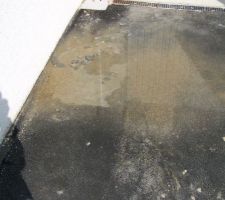 L'allée de garage, ou des ouvriers on renversés du ciment   un belle cuvette d'eau