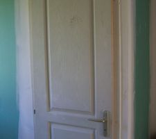 Superbe trace de pied sur le haut de la porte, du 43, je pense??