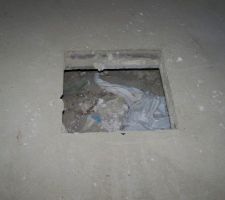 Manque la plaque en béton pour le vide sanitaire