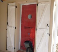 Test d'étanchéité la porte vue de l'extérieur