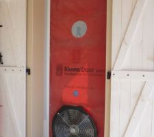 La porte avec son gros ventilateur