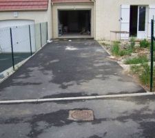 Voici l'allée de garage, elle est complètement foutue... à refaire...