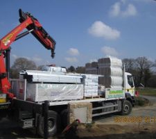 Livraison de l'isolation, rail et placo une bonne journ&eacute;e qui commence