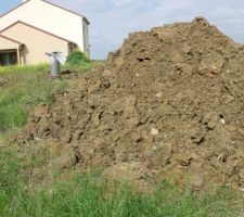 Gros tas de terre chez notre voisin