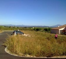 Voici le terrain. Avec vue sur le Ventoux à droite.