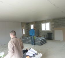 03.04.2015 : Livraison des menuiseries, pose des menuiseries et d&eacute;but des cloisons/isolation