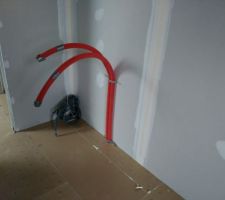 Gaines pour chauffage au sol de l'etage (un collecteur sera install&eacute; a cet endroit)
le tout sera dissimul&eacute; dans un placard par la suite