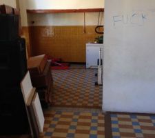 La cuisine (avec une "hotte" à l'ancienne) et un petit message de bienvenue de l'ancienne locataire des lieux