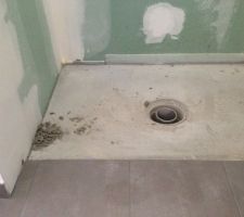 Le bac a douche sauf que le carreleur n'a pas coup&eacute; le carreaux et que sa d&eacute;passe de 11 cm sur l'emplacement du bac a douche...