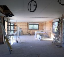 Le plafond est posé et les câbles tirés!