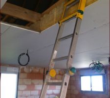 Le plafond est posé et les câbles tirés!