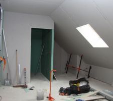 La chambre parentale avec salle d'eau