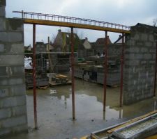 Cette facade correspond à l'arrière, vue depuis la terrasse. les matériaux ont été livrés le mardi 31 mars 2014.