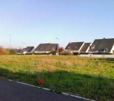 Implantation de la maison par des piquets sur le terrain.