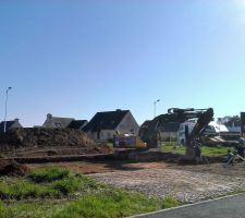 Terrassement du terrain, commencé dans l'après-midi, ils ont bien avancé.