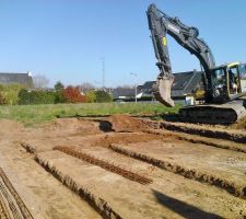 Terrassement du terrain, en train de creuser les fouilles.