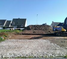 Terrassement du terrain, devant le futur garage.