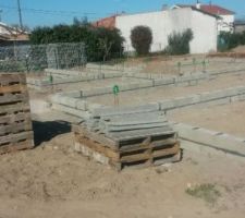 Voila vide sanitaire monté  plus que les planelle béton et dans 10jours ils coulent la dalle :)