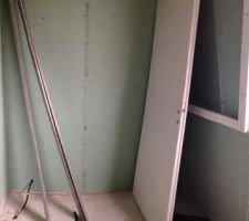 Salle de bain des enfants. 
emplacement de la baignoire