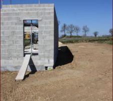 Remblai provisoire effectué, ça nous permet de mieux voir et d'anticiper le terrassement final