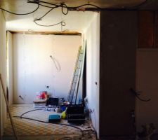 Apr&egrave;s env 10j de travail, l'isolant et les plaques de BA13 sont pos&eacute;s! les joints sont fait... d'un coup ca fait propre!
Cuisine