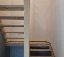 Bas de l'escalier