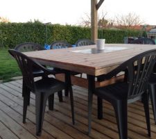 La table.  Que je nous ai fabrique, le budget s'etant restreint et le salon en plastqieu blanc gâchait vraiment la terrasse donc j'en ai fait une avc les. Lames équipe me restait et j'ai fait la structure en lambourde autoclave et les poed en carré de 35/2 au final c'est sympa