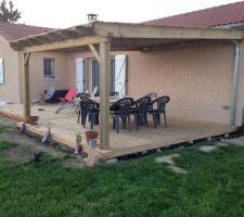 La table.  Que je nous ai fabrique, le budget s'etant restreint et le salon en plastqieu blanc gâchait vraiment la terrasse donc j'en ai fait une avc les. Lames équipe me restait et j'ai fait la structure en lambourde autoclave et les poed en carré de 35/2 au final c'est sympa