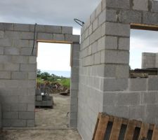 Elévation des murs du RDC en cours. Vue depuis le porche d'entrée.