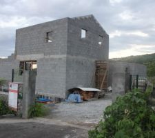 Elévation des murs du R 1 terminée, même les pignons sont en place. Sur de la maison depuis l'entrée