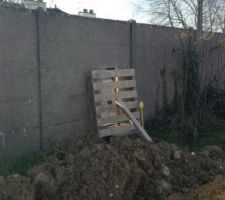 Le responsable du chantier a accepté (moyennant paiement) de nous faire le trou dans le mur pour le coffret du gaz.